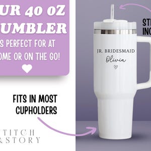 Pu&ograve; includere: Bicchiere bianco da 1,18 litri con manico e cannuccia. Il testo sul bicchiere recita "JR. Bridesmaid Olivia" con un simbolo a cuore. Il testo "STRAW INCLUDED!" &egrave; anch'esso visibile. Il bicchiere &egrave; progettato per adattarsi alla maggior parte dei portabicchieri.