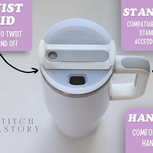 Pu&ograve; includere: Bicchiere isolante bianco con coperchio girevole grigio e bianco e manico con impugnatura confortevole. Il bicchiere &egrave; compatibile con gli accessori Stanley. Il testo sull'immagine dice "Twist Lid", "Easy to Twist On and Off" e "Handle, Comfort Grip Handle".