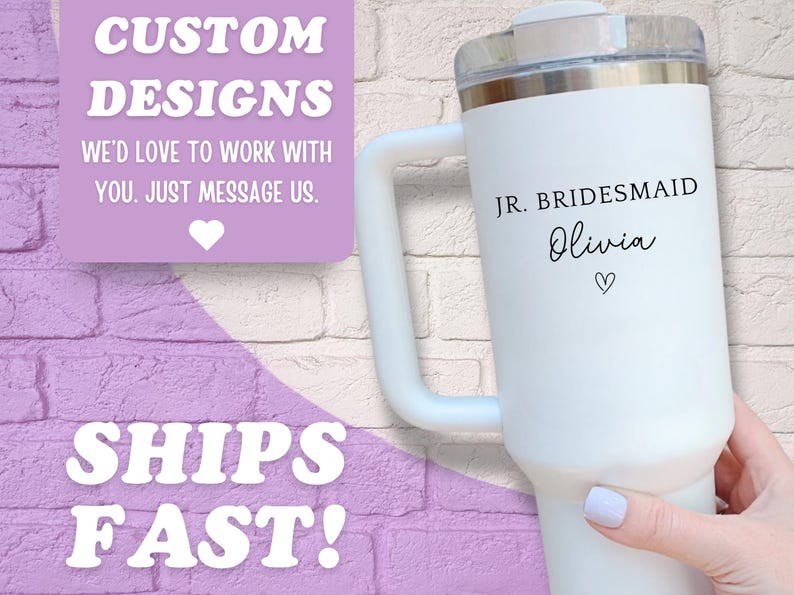 Pu&ograve; includere: Bicchiere termico bianco con manico, personalizzato con "JR. BRIDESMAID Olivia" e un cuore. Il bicchiere ha un coperchio trasparente ed &egrave; contro uno sfondo di muro di mattoni. Il testo sull'immagine dice "CUSTOM DESIGNS" e "SHIPS FAST!"