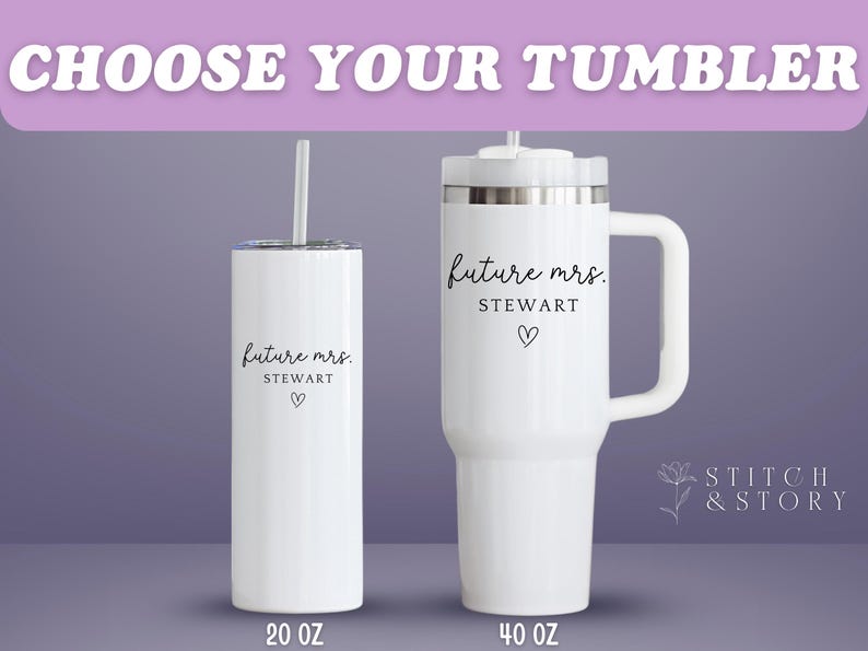 Puede incluir: Dos vasos blancos con el texto "future mrs. STEWART" y un s&iacute;mbolo de coraz&oacute;n. Uno es un vaso de 591 ml con pajita, y el otro es un vaso de 1183 ml con asa. El texto "CHOOSE YOUR TUMBLER" est&aacute; en la parte superior.