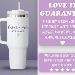 Puede incluir: Vaso aislado blanco con asa, pajita y tapa. El vaso tiene el texto "future mrs. STEWART" y un s&iacute;mbolo de coraz&oacute;n. A la derecha del vaso se muestra una garant&iacute;a.