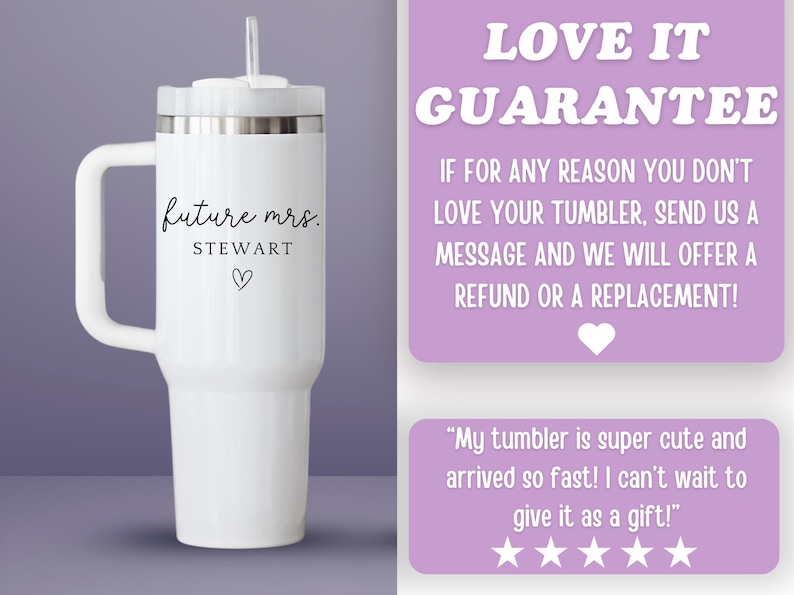 Puede incluir: Vaso aislado blanco con asa, pajita y tapa. El vaso tiene el texto "future mrs. STEWART" y un s&iacute;mbolo de coraz&oacute;n. A la derecha del vaso se muestra una garant&iacute;a.