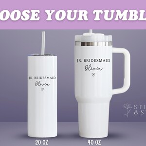 Pu&ograve; includere: Bicchieri bianchi con la scritta "CHOOSE YOUR TUMBLER". Uno &egrave; un bicchiere da 591 ml con cannuccia, e l'altro &egrave; un bicchiere da 1183 ml con manico. Entrambi i bicchieri hanno la scritta "JR. BRIDESMAID Olivia" con un simbolo a cuore.
