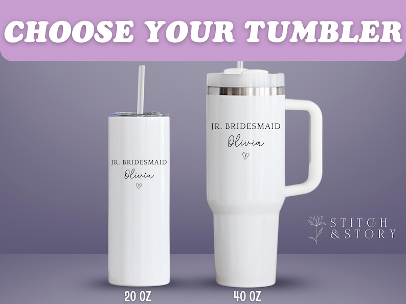 Pu&ograve; includere: Bicchieri bianchi con la scritta "CHOOSE YOUR TUMBLER". Uno &egrave; un bicchiere da 591 ml con cannuccia, e l'altro &egrave; un bicchiere da 1183 ml con manico. Entrambi i bicchieri hanno la scritta "JR. BRIDESMAID Olivia" con un simbolo a cuore.