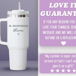 Pu&ograve; includere: Bicchiere termico bianco con manico, coperchio e cannuccia. Il bicchiere presenta la scritta "JR. BRIDESMAID Olivia" con un simbolo a cuore. L'immagine include anche testo su una garanzia e una recensione del cliente.