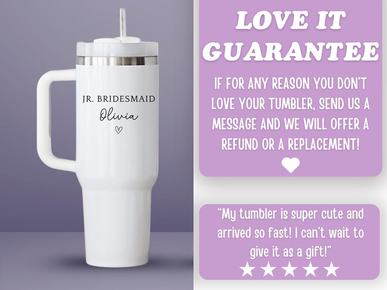 Pu&ograve; includere: Bicchiere termico bianco con manico, coperchio e cannuccia. Il bicchiere presenta la scritta "JR. BRIDESMAID Olivia" con un simbolo a cuore. L'immagine include anche testo su una garanzia e una recensione del cliente.