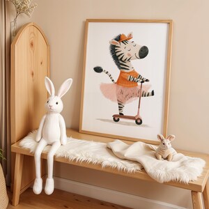 Arte de pared de niña cebra en scooter, póster de cebra bailarina para guardería, imprimible para habitación infantil, linda obra de arte de animales para decoración de bebé niña