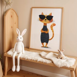 Divertente e funky felino giallo stampabile per gli spazi dei bambini, poster stampabile per la cameretta dei bambini, gatto con occhiali da sole, illustrazione di un gatto carino.
