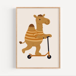 Impresión de camello en scooter, arte de pared infantil con animales del desierto, póster de safari bohemio para niños, imprimible en colores neutros cálidos, decoración de sala de juegos