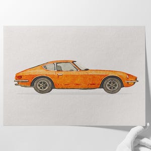 Puede incluir: Pintura a la acuarela de un coche deportivo naranja vintage. El coche tiene un diseño elegante con un techo curvo y bordes redondeados. Las ruedas son de color gris oscuro y el coche está sobre un fondo neutro.