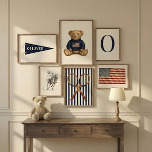 Peut inclure: Un ensemble de six cadres muraux comprenant un fanion bleu marine avec le nom OLIVER, un ours en peluche en pull, la lettre O, un joueur de polo à cheval, deux raquettes de tennis en bois croisées, un drapeau américain et un ours en peluche.