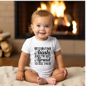 Tengo tías locas y no tengo miedo de usarlas. Marca Onesies®, lindo body de tía, divertido regalo de baby shower para tía