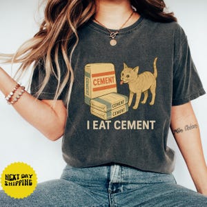 Colores de confort Como cemento Gato maldito, camiseta divertida con meme, camiseta irónica, regalo para amantes de los gatos, extrañamente específica, camiseta desquiciada, maldita, vergonzosa