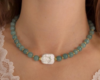 Collier en jade bleu et perles baroques : tour de cou en perles aigue-marine