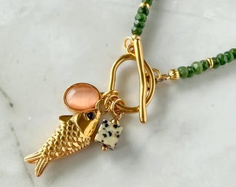 Collier avec breloques en quartz et calcédoine verte - fermoir à bascule poisson en or