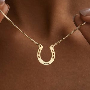 カスタムホースシューチャームネックレス、名前刻印ネックレス、幸運のホースシューネックレス、ホースネックレス、お母さんへの誕生日プレゼント、母の日ギフト