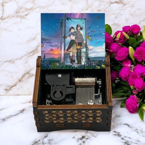 Suzume no Tojimari Wind up Spieluhr Makoto Shinkai Magisches Handgefertigtes Graviertes Sammlerstück Japanischer Anime Handgefertigtes Liebhaber-Weihnachtsgeschenk