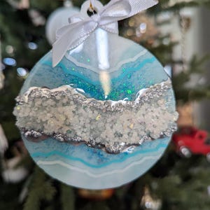 Sparkling Resin Geode Christmas Ornament: Handcrafted Glitter Holiday Decor