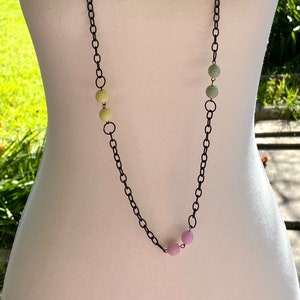 Schwarze Kette Halskette, Pastell Farbe Halskette, OOAK, Boho Boho Halskette, großer kleiner Vogel, handwerkliche Glasperlenkette, grün lila blau