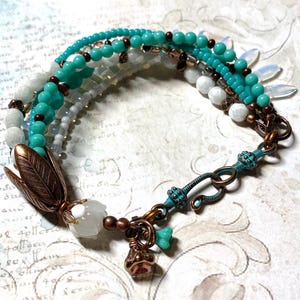Turkooisblauwe en witte meerstrengs armband, koperkleurige armband, handgemaakte glazen rozenkraal, Tsjechische glazen kralenarmband, Big Little Bird