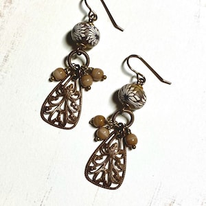 Pendientes de crisantemo, pendientes de filigrana, pendientes color crema y marrón, pendientes boho boho, pendientes de flores, pájaro grande y pequeño, pendientes Vintaj