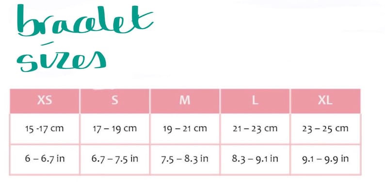 Puede incluir: Una tabla que muestra las tallas de pulseras en cent&iacute;metros y pulgadas. Las tallas van de XS a XL, con medidas de 15-17 cm (6-6,7 pulgadas) a 23-25 cm (9,1-9,9 pulgadas). El texto "bracelet sizes" est&aacute; en la parte superior.