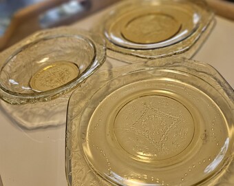 Juego de cristal vintage Madrid color ámbar amarillo de la época de la Gran Depresión, 1 salsera, 2 platos de pan y mantequilla.