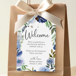Hotel Taschenanhänger für die Hochzeit im Herzen der Stadt, Wasserfarben Blauer Blumenrahmen, Geschenkkorb für Hochzeitsgäste C38-01