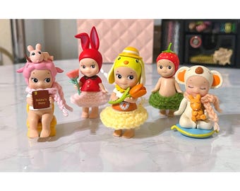 Miniaturowe figurki kolekcjonerskie Sonny'ego Angela wykonane na szydełku