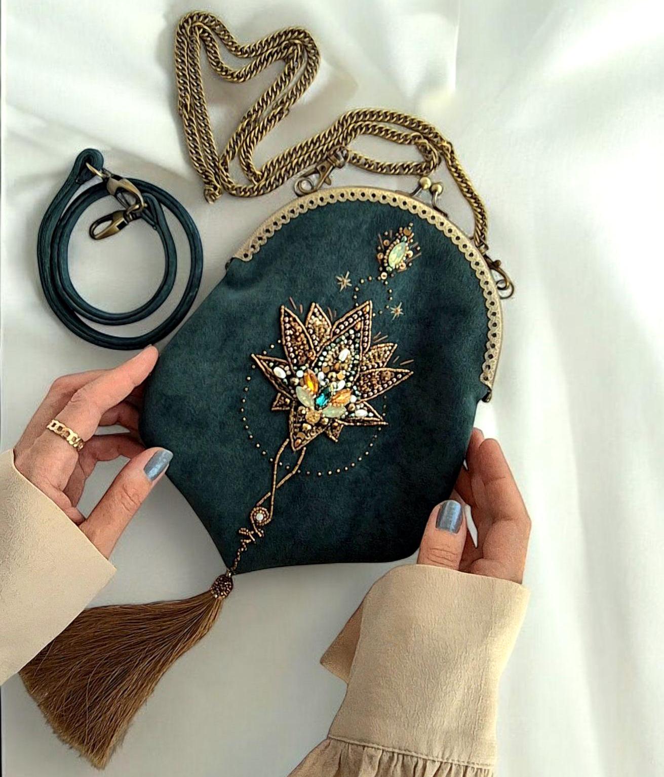 MAKING TO ORDER*Emerald handmade embroidered handbag,embroidered lotus,kiss-lock handbag,green velvet bag,gift for her,Emerald bloom handbag
