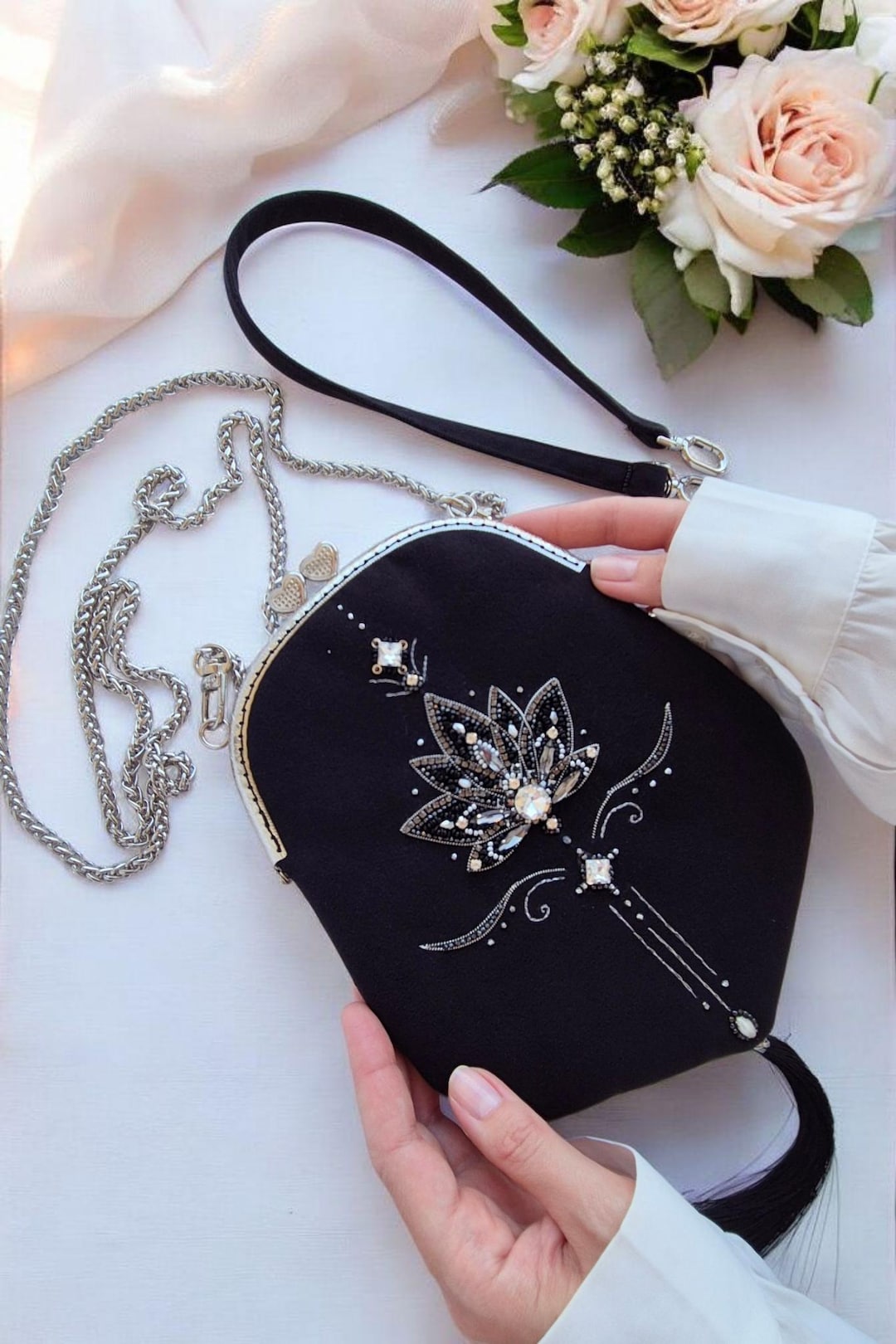 Sac à main brodé à la main avec fermoir à baiser et motif lotus : sac de soirée en velours noir