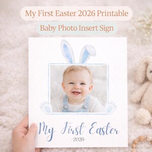 Könnte beinhalten: Ein weißes, bedruckbares Baby-Foto-Einsatzschild mit dem Text "My First Easter 2026 Printable Baby Photo Insert Sign". Das Schild zeigt ein Babyfoto mit Hasenohren und -füßen.