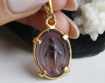 Colgante de la Virgen María con intaglio esmaltado: Plata de ley 925K, vermeil de oro de 24K.