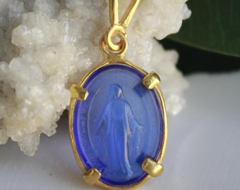 Colgante de cristal con la Virgen María en intaglio: Plata de ley 925, vermeil de oro de 24 quilates.