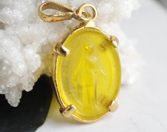 Colgante de cristal con la Virgen María en intaglio: Plata de ley 925, vermeil de oro de 24 quilates.