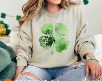 Sudadera vintage con trébol desgastado, cuello redondo con trébol del Día de San Patricio, camisa irlandesa de la suerte, camiseta grunge verde retro, bonito atuendo de desfile