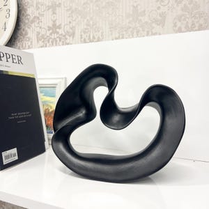 Elegant Black Ceramic Sculpture – Modern Abstract Form – Tall Curved Art Object – Contemporary art Home Decor – Feminine Flow