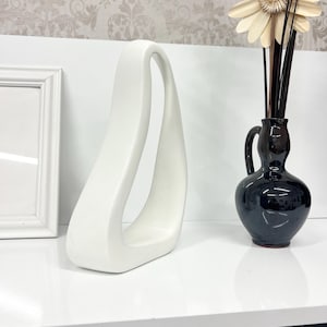 Escultura de cerámica abstracta / Arte de tira de Möbius minimalista moderno / Decoración abstracta blanca para el hogar / Escultura de cerámica hecha a mano