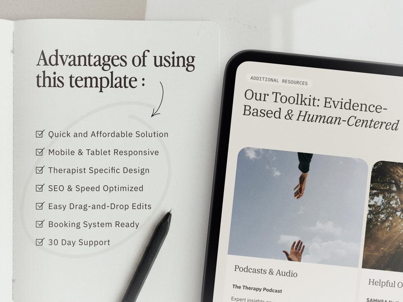 Puede incluir: Una p&aacute;gina de cuaderno blanca con el texto Advantages of using this template: seguido de una lista de caracter&iacute;sticas que incluyen Quick and Affordable Solution, Mobile & Tablet Responsive y Booking System Ready, junto a una tableta.