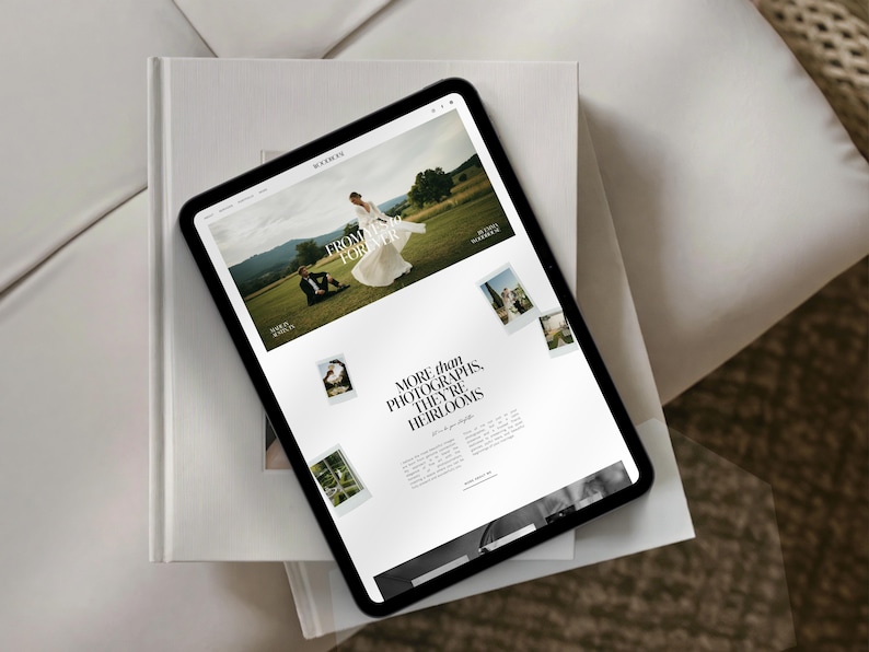 Puede incluir: Una tableta negra muestra un sitio web de fotograf&iacute;a de bodas. El sitio presenta im&aacute;genes de una novia y un novio, con el texto &laquo;FROM FOREVER FOR A DAY&raquo;. La tableta descansa sobre un libro blanco.
