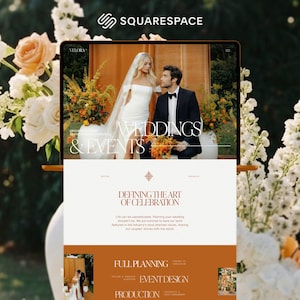 Op de afbeelding: Een digitale tablet toont een website voor bruiloften en evenementen met de tekst "Weddings & Events". De website toont een bruidspaar in trouwkleding en een ontwerp met bloemstukken. Het Squarespace-logo is linksboven te zien.
