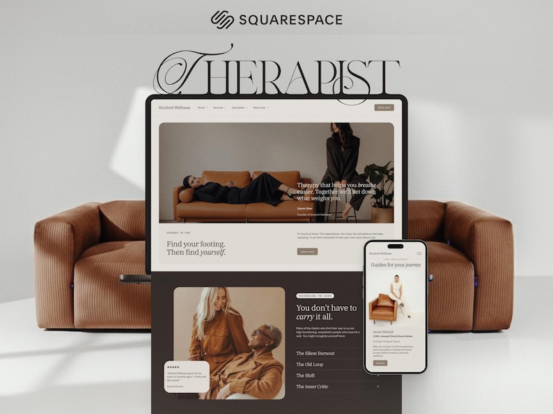 Puede incluir: Una pantalla digital que muestra un sitio web de Squarespace para un terapeuta, con un sof&aacute; marr&oacute;n, texto que incluye "Find your footing. Then find yourself." y "You don't have to carry it all.", junto a un smartphone con el mismo sitio.