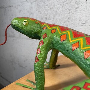 Iguana in cartapesta fatta a mano - Colori vivaci e design tradizionale