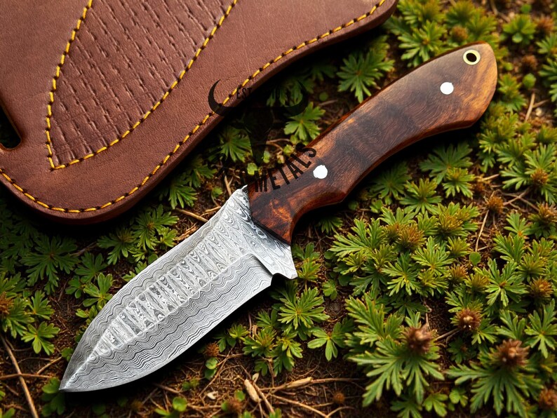Damascus Steel Knife with Ergonomic Handle & Leather Sheath