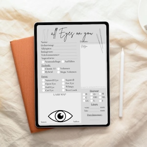 Könnte beinhalten: Ein digitales Tablet mit einem Wimpernkartenformular mit dem Text "all Eyes on you". Das Formular enthält Abschnitte für Name, Technik und Augenform. Ein Stift und ein orangefarbenes Notizbuch befinden sich neben dem Tablet.