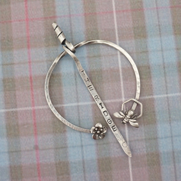 Outlander inspiriert BEE Penannular Brosche, * auf Bestellung gefertigt, .925 Sterling Silber, Buch 9, Go Tell The Bees ..., leicht oxidiert, Trockenlander