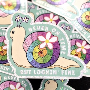 Sticker escargot arc-en-ciel scintillant ; Sticker escargot "Jamais à l'heure mais lookin" ; Sticker mignon escargot en vinyle ; Fierté scintillante ; Escargot de soutien émotionnel