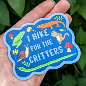 Sticker randonnée pour bestioles, sticker mignon nature sauvage, biodiversité avec amphibiens, plantes et animaux de la forêt, pour randonneurs, campeurs