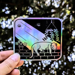 Autocollant mignon de chat prenant un bain de soleil ; Bains de soleil holographiques Kitty ; Sticker chat holo de sieste au soleil ; Décalcomanie en vinyle réfléchissant la sieste arc-en-ciel