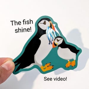 Sticker poisson macareux brillant ; Souvenir des îles Féroé d'Islande ; Macareux moine au poisson ; Amoureux des oiseaux ; Cadeau animal ornithologique